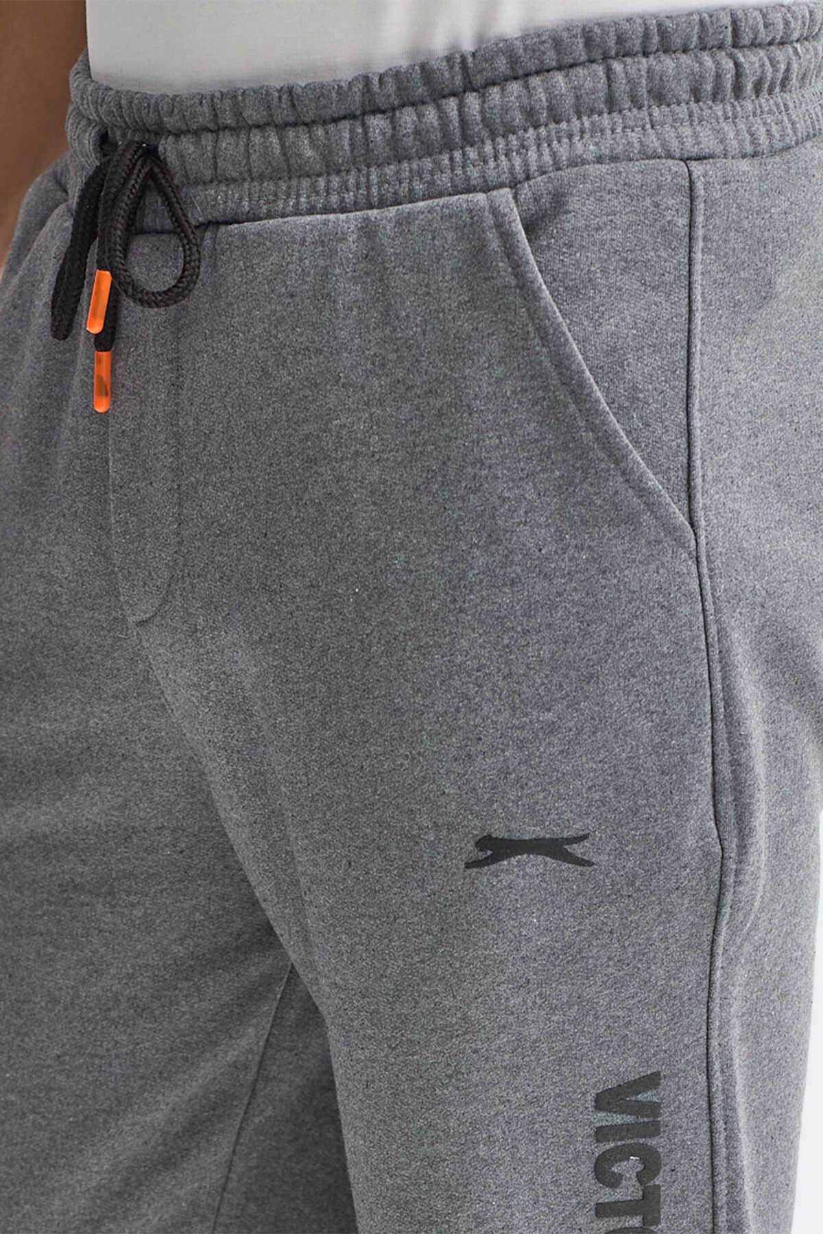 Slazenger NAHAL I Erkek Cepli Koyu Gri Eşofman Altı Slazenger NAHAL I Erkek Cepli Koyu Gri Eşofman Altı