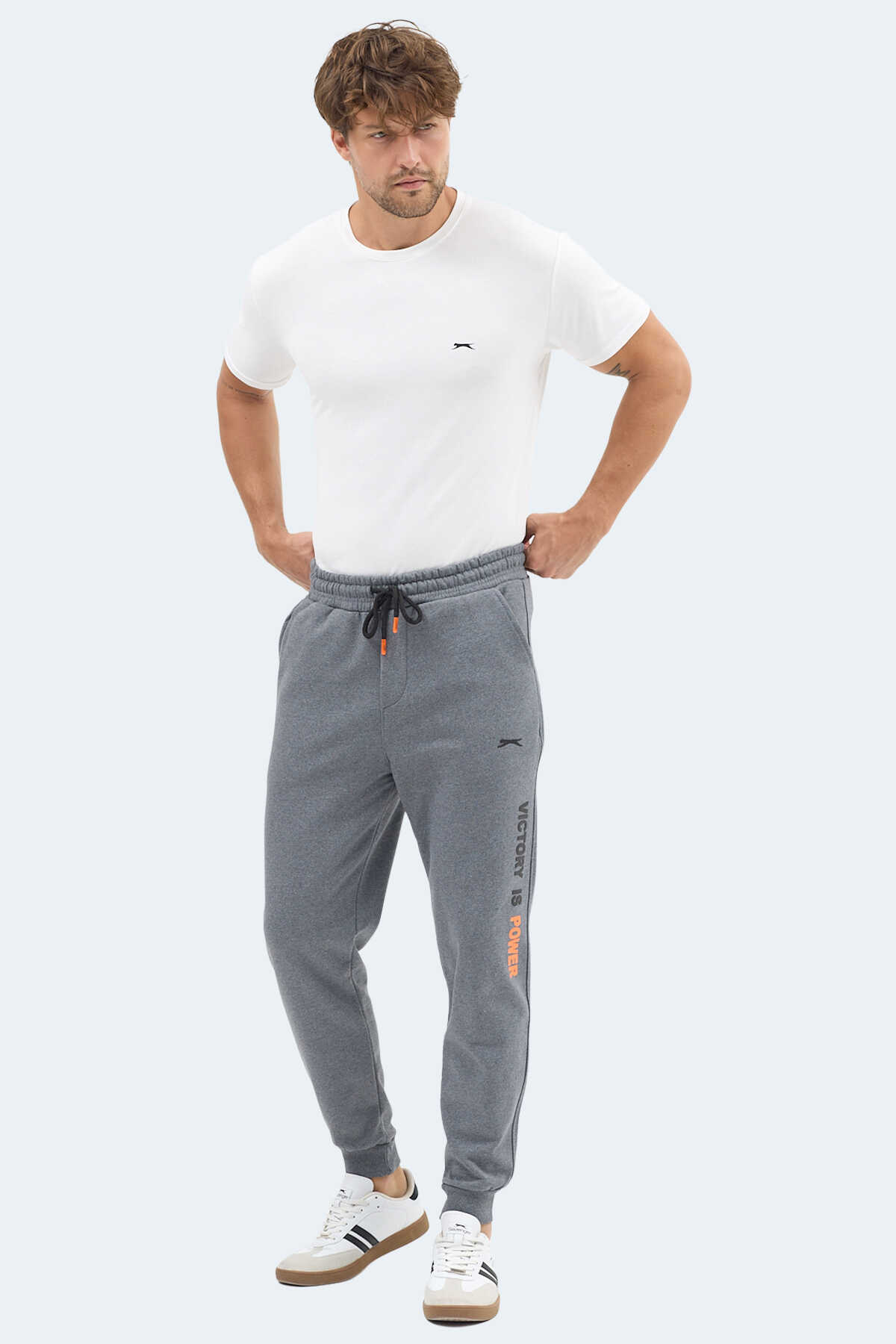 Slazenger NAHAL I Erkek Cepli Koyu Gri Eşofman Altı Slazenger NAHAL I Erkek Cepli Koyu Gri Eşofman Altı