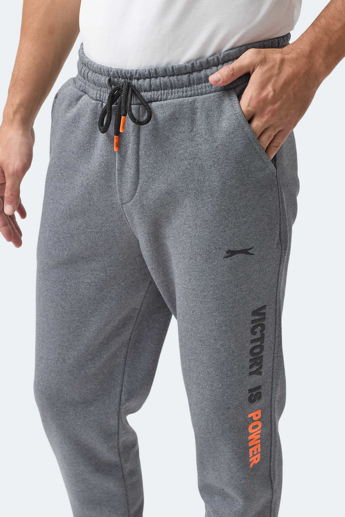 Slazenger NAHAL I Erkek Cepli Koyu Gri Eşofman Altı Slazenger NAHAL I Erkek Cepli Koyu Gri Eşofman Altı