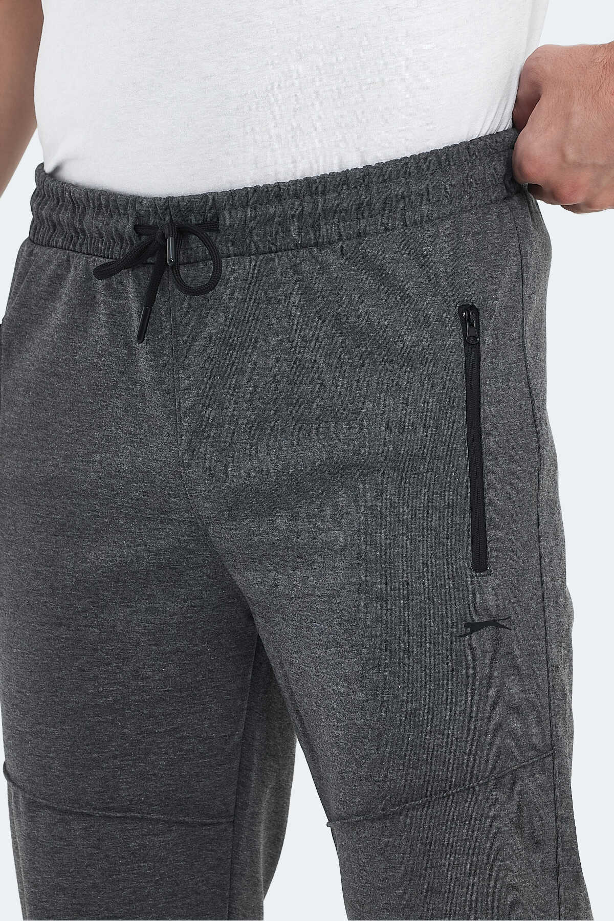 Slazenger ONLY IN Erkek Fermuar Cepli Koyu Gri Eşofman Altı Slazenger ONLY IN Erkek Fermuar Cepli Koyu Gri Eşofman Altı