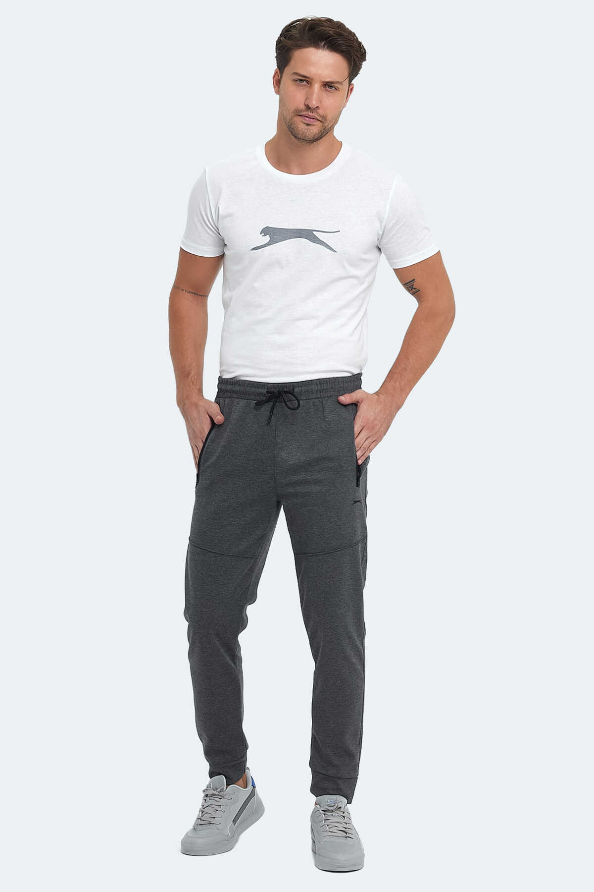 Slazenger ONLY IN Erkek Fermuar Cepli Koyu Gri Eşofman Altı Slazenger ONLY IN Erkek Fermuar Cepli Koyu Gri Eşofman Altı