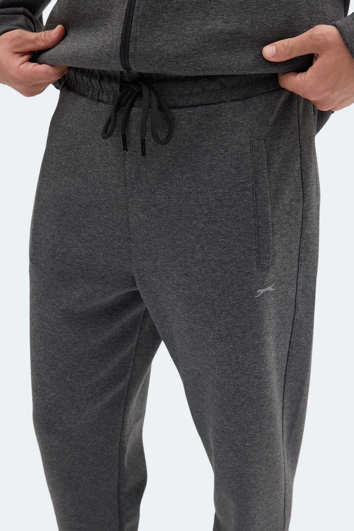 Slazenger ORDER IN Erkek Fermuarlı Dik Yaka Cepli Füme Eşofman Takımı Slazenger ORDER IN Erkek Fermuarlı Dik Yaka Cepli Füme Eşofman Takımı
