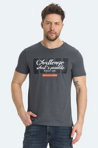 Slazenger - Slazenger RATAN Erkek Baskılı Koyu Gri Tişört Slazenger - Slazenger RATAN Erkek Baskılı Koyu Gri Tişört