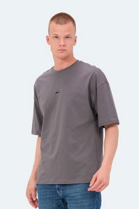 Slazenger - Slazenger VENETIA I Erkek Baskılı Oversıze Koyu Gri Tişört Slazenger - Slazenger VENETIA I Erkek Baskılı Oversıze Koyu Gri Tişört